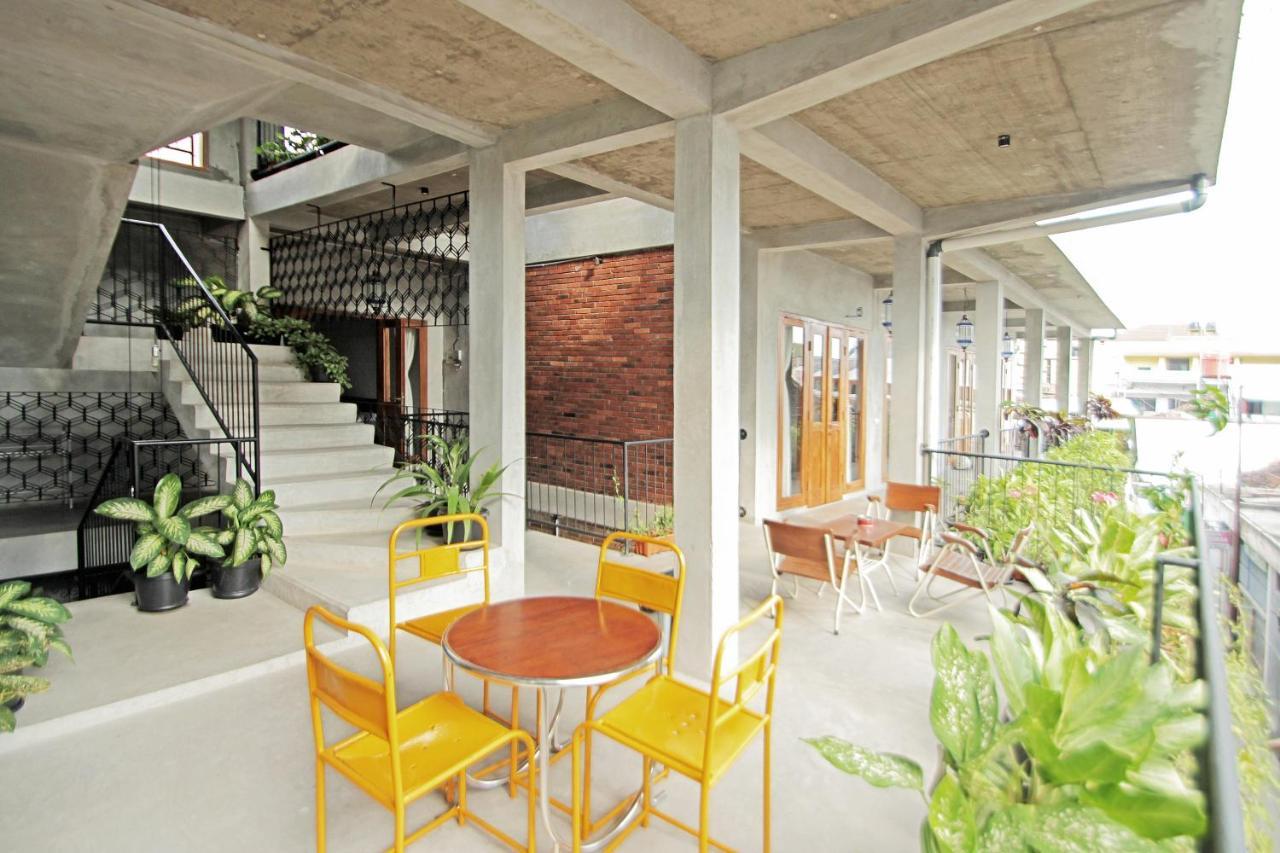 Pawon Cokelat Guesthouse ยอกยาการ์ตา ภายนอก รูปภาพ
